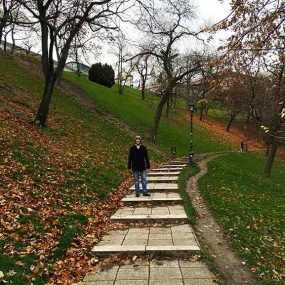 Mr Whodoido on the path to Buda Castle
