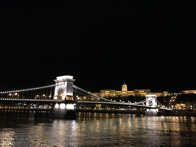 Weekend Guide to Budapest – WhodoIdo: Budapest is the perfect city! Explored in a few days. A wonderful break for a romantic weekend. Full of history, architecture, restaurants and spa baths.