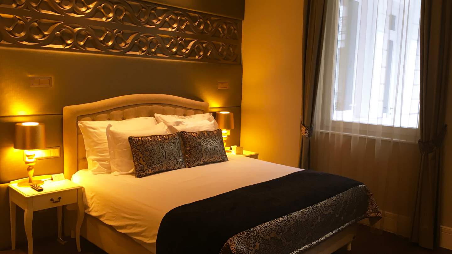 Prestige Hotel, Budapest – A Lovely Boutique Hotel – WhodoIdo: A 4 star boutique hotel with a Michelin star restaurant. Located very close to the River Danube and only a 5 minute walk from the Chain Bridge.