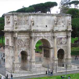 The Arch of Constantine lies between the Colosseum and the Palatine Hill