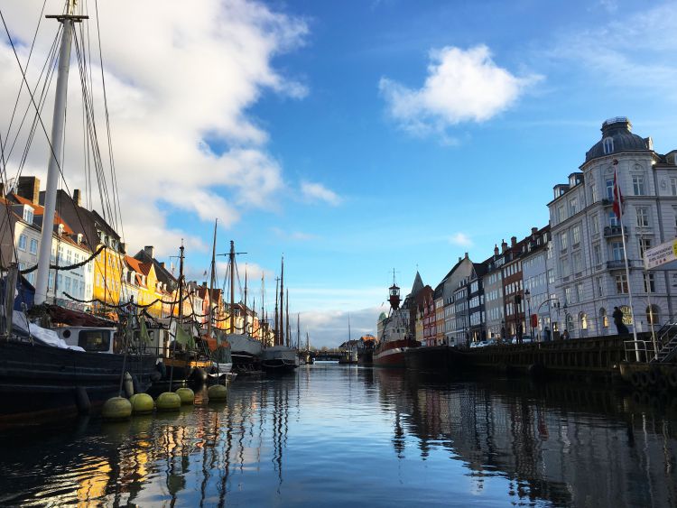 A long weekend getaway guide to Copenhagen – WhodoIdo: Explore the hip and cool city of Copenhagen. Only a short flight from Europe, making Copenhagen perfect for a long weekend break. Explore the city by bike, visit the castles, ride the thrilling rides in Tivoli Gardens and sample the divine food Copenhagen has to offer.
