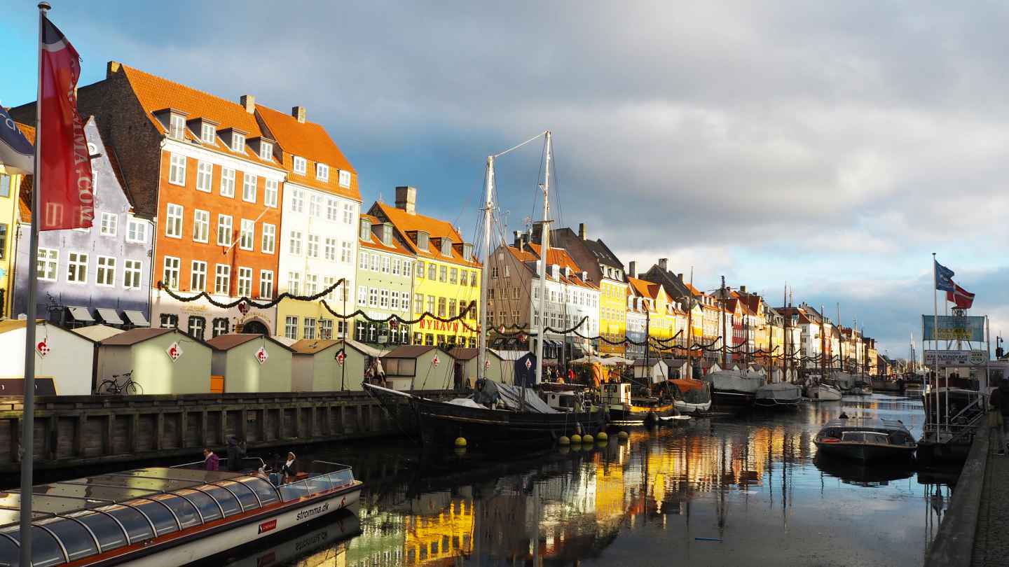 A long weekend getaway guide to Copenhagen – WhodoIdo: Explore the hip and cool city of Copenhagen. Only a short flight from Europe, making Copenhagen perfect for a long weekend break. Explore the city by bike, visit the castles, ride the thrilling rides in Tivoli Gardens and sample the divine food Copenhagen has to offer.