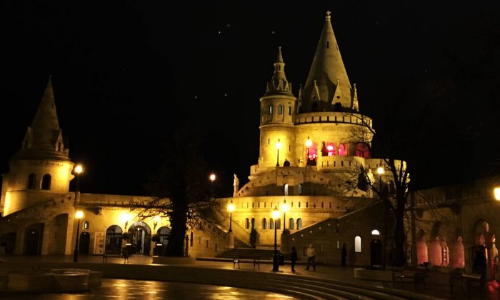 A Romantic Dinner with a View @ Halászbástya Restaurant, Budapest, Hungary - WhodoIdo: If you’re looking for a romantic dinner with a view, then look no further! Halászbástya Restaurant is located in the beautiful Fisherman’s Bastion. Enjoy views of the Hungarian Parliament and chain bridge from your table!