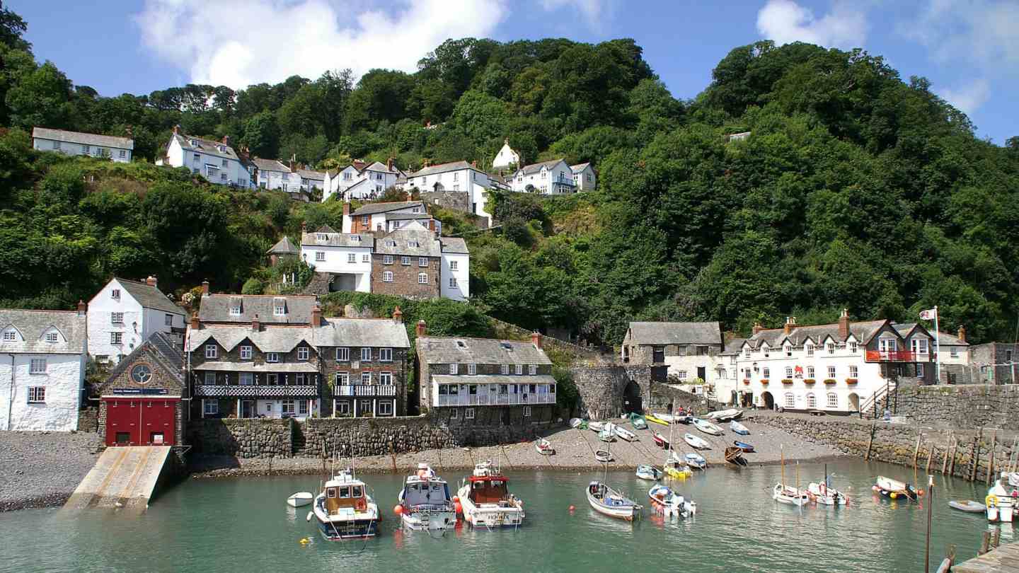 A Mini Day Guide to the charming and unique village of Clovelly, North Devon, UK – WhodoIdo: Explore this little fishing village along the coast of North Devon with breathtaking views of Bideford Bay. Stroll along the cobbled streets and stop off at a tea room for a traditional Devonshire cream tea! Find out why this village is so unique!