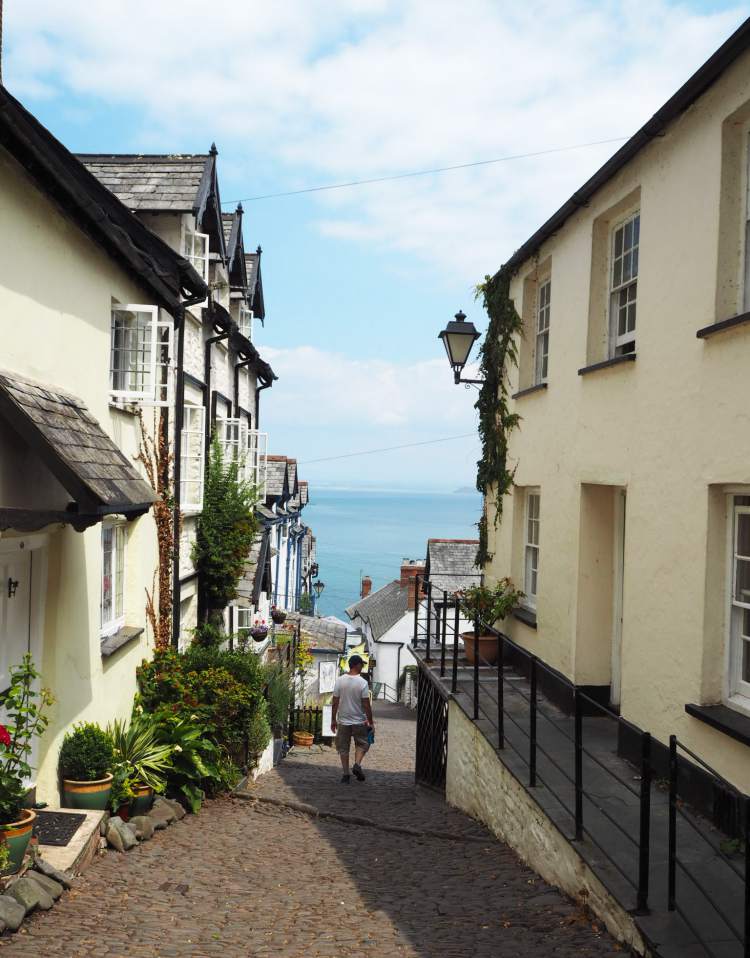A Mini Day Guide to the charming and unique village of Clovelly, North Devon, UK – WhodoIdo: Explore this little fishing village along the coast of North Devon with breathtaking views of Bideford Bay. Stroll along the cobbled streets and stop off at a tea room for a traditional Devonshire cream tea! Find out why this village is so unique!