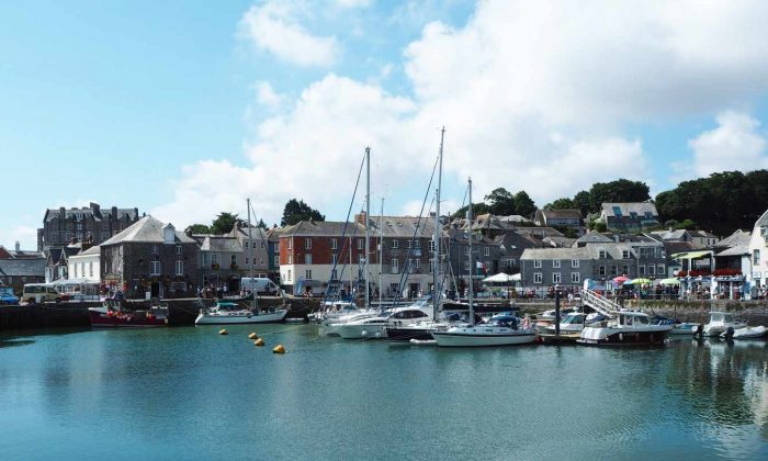 Camping Weekend Guide to Padstow, Cornwall, UK – WhodoIdo: Need ideas on where to go camping in the UK? Spend a weekend in charming Padstow located in North Cornwall. Stroll along the harbour and try a Cornish Pasty! Explore Padstow and see what this town has to offer!