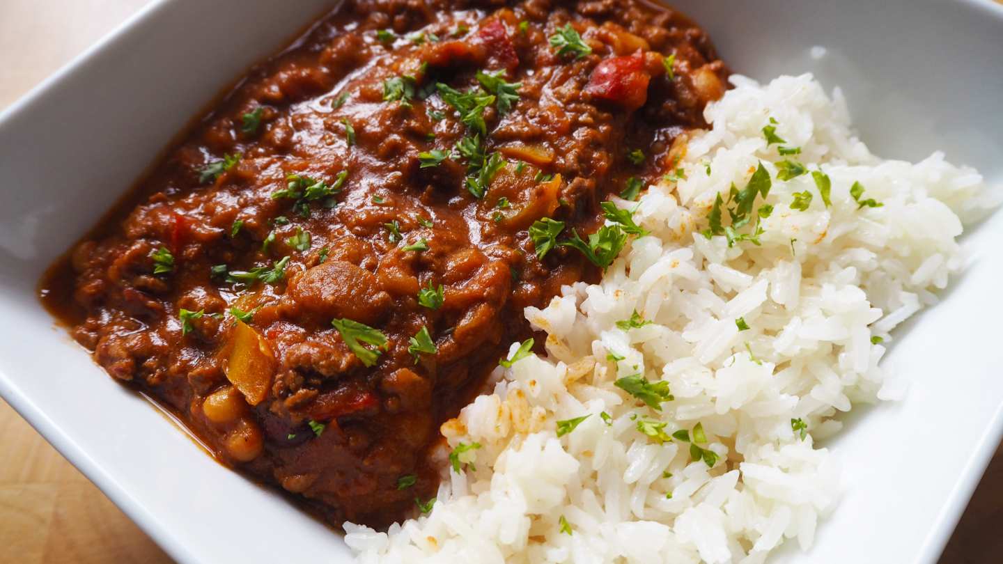 Quick and easy homemade chilli con carne recipe perfect to feed the whole f...