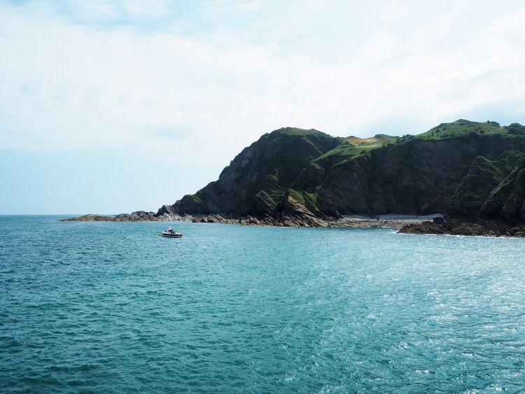 Camping in Ilfracombe– 14 Top Things to do in this seaside town in North Devon, UK – WhodoIdo: Considering camping in the UK? Head to the lovely seaside resort of Ilfracombe, situated in North Devon. Ilfracombe offers numerous activities from boat trips to Lundy Island to beautiful coastal walks to Woolacombe. We’ll share with you the best cool campsite to stay, best places to eat and top things to do in Ilfracombe.
