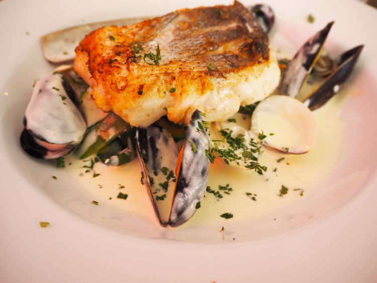 Camping in Ilfracombe– 14 Top Things to do in this seaside town in North Devon, UK – WhodoIdo: Considering camping in the UK? Head to the lovely seaside resort of Ilfracombe, situated in North Devon. Ilfracombe offers numerous activities from boat trips to Lundy Island to beautiful coastal walks to Woolacombe. We’ll share with you the best cool campsite to stay, best places to eat and top things to do in Ilfracombe.