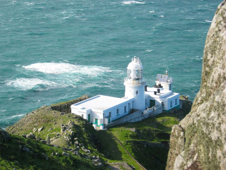 Camping in Ilfracombe– 14 Top Things to do in this seaside town in North Devon, UK – WhodoIdo: Considering camping in the UK? Head to the lovely seaside resort of Ilfracombe, situated in North Devon. Ilfracombe offers numerous activities from boat trips to Lundy Island to beautiful coastal walks to Woolacombe. We’ll share with you the best cool campsite to stay, best places to eat and top things to do in Ilfracombe.