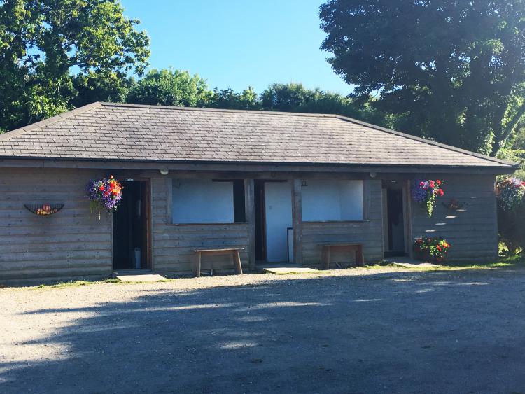 Camping in Ilfracombe– 14 Top Things to do in this seaside town in North Devon, UK – WhodoIdo: Considering camping in the UK? Head to the lovely seaside resort of Ilfracombe, situated in North Devon. Ilfracombe offers numerous activities from boat trips to Lundy Island to beautiful coastal walks to Woolacombe. We’ll share with you the best cool campsite to stay, best places to eat and top things to do in Ilfracombe.