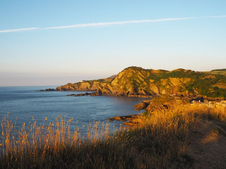 Camping in Ilfracombe– 14 Top Things to do in this seaside town in North Devon, UK – WhodoIdo: Considering camping in the UK? Head to the lovely seaside resort of Ilfracombe, situated in North Devon. Ilfracombe offers numerous activities from boat trips to Lundy Island to beautiful coastal walks to Woolacombe. We’ll share with you the best cool campsite to stay, best places to eat and top things to do in Ilfracombe.