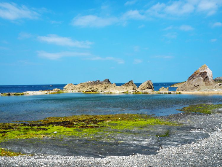 Camping in Ilfracombe– 14 Top Things to do in this seaside town in North Devon, UK – WhodoIdo: Considering camping in the UK? Head to the lovely seaside resort of Ilfracombe, situated in North Devon. Ilfracombe offers numerous activities from boat trips to Lundy Island to beautiful coastal walks to Woolacombe. We’ll share with you the best cool campsite to stay, best places to eat and top things to do in Ilfracombe.