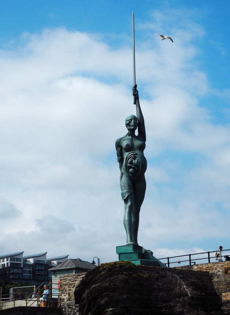 Camping in Ilfracombe– 14 Top Things to do in this seaside town in North Devon, UK – WhodoIdo: Considering camping in the UK? Head to the lovely seaside resort of Ilfracombe, situated in North Devon. Ilfracombe offers numerous activities from boat trips to Lundy Island to beautiful coastal walks to Woolacombe. We’ll share with you the best cool campsite to stay, best places to eat and top things to do in Ilfracombe.