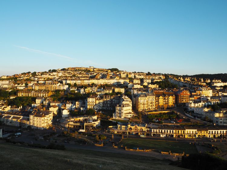 Camping in Ilfracombe– 14 Top Things to do in this seaside town in North Devon, UK – WhodoIdo: Considering camping in the UK? Head to the lovely seaside resort of Ilfracombe, situated in North Devon. Ilfracombe offers numerous activities from boat trips to Lundy Island to beautiful coastal walks to Woolacombe. We’ll share with you the best cool campsite to stay, best places to eat and top things to do in Ilfracombe.