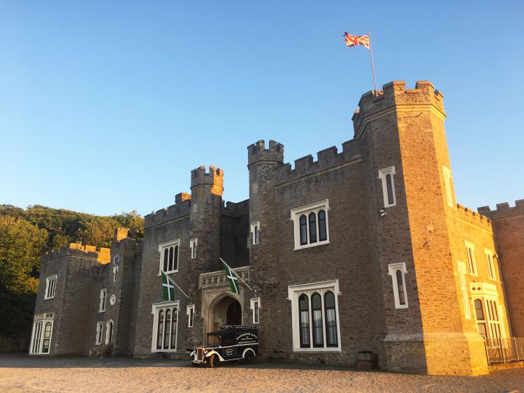 Camping in Ilfracombe– 14 Top Things to do in this seaside town in North Devon, UK – WhodoIdo: Considering camping in the UK? Head to the lovely seaside resort of Ilfracombe, situated in North Devon. Ilfracombe offers numerous activities from boat trips to Lundy Island to beautiful coastal walks to Woolacombe. We’ll share with you the best cool campsite to stay, best places to eat and top things to do in Ilfracombe.