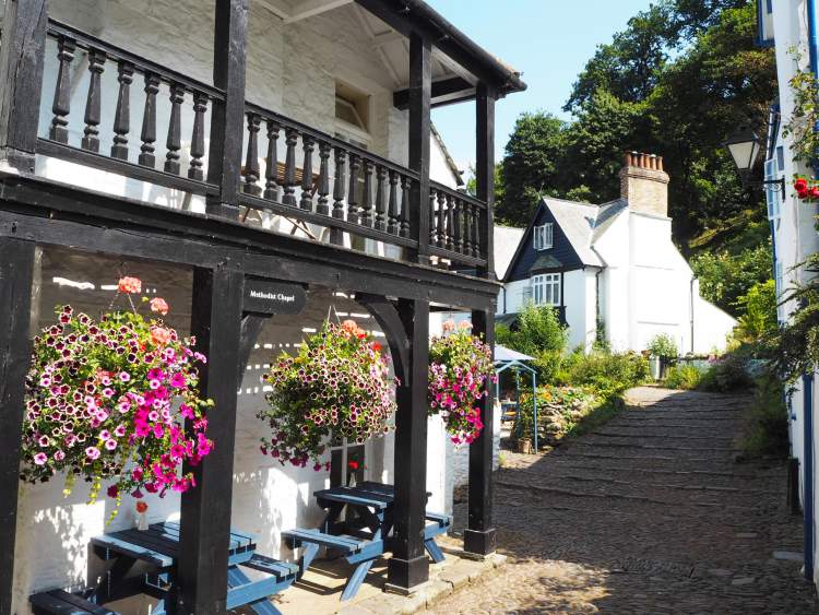 Camping in Ilfracombe– 14 Top Things to do in this seaside town in North Devon, UK – WhodoIdo: Considering camping in the UK? Head to the lovely seaside resort of Ilfracombe, situated in North Devon. Ilfracombe offers numerous activities from boat trips to Lundy Island to beautiful coastal walks to Woolacombe. We’ll share with you the best cool campsite to stay, best places to eat and top things to do in Ilfracombe.