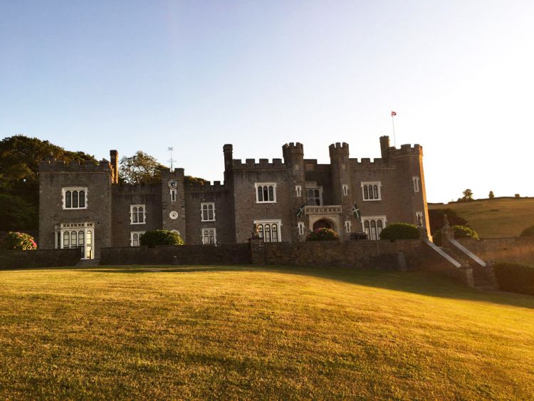 Camping in Ilfracombe– 14 Top Things to do in this seaside town in North Devon, UK – WhodoIdo: Considering camping in the UK? Head to the lovely seaside resort of Ilfracombe, situated in North Devon. Ilfracombe offers numerous activities from boat trips to Lundy Island to beautiful coastal walks to Woolacombe. We’ll share with you the best cool campsite to stay, best places to eat and top things to do in Ilfracombe.