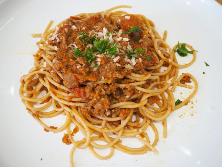 Simple Homemade Spaghetti Bolognese Recipe - WhodoIdo: This easy to follow recipe for homemade spaghetti bolognese is perfect for an evening meal and great if you’re looking to batch cook. So simple to make and is absolutely delicious.